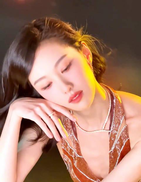 陈都灵红毯造型惊艳全网!从清纯小白花到美艳灵蛇,她的蜕变之路太绝了