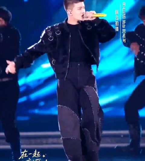 海外华人看不了央视鸿蒙盛典？别急，一招教你解锁任嘉伦《争分夺秒》舞台！