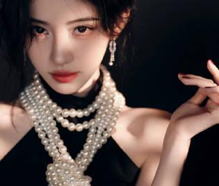 鞠婧祎红毯造型惊艳全网！黑丝绒长裙配珍珠，海外粉丝如何同步追看盛典？