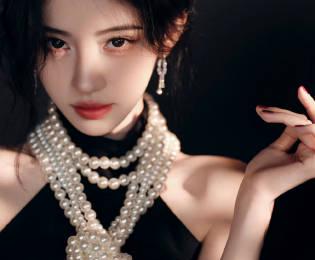 鞠婧祎红毯造型解析：普通人如何借鉴“珍珠名伶”的贵气穿搭秘诀？