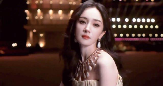 海外华人看过来!杨幂尖叫之夜红毯造型引期待,这份追星攻略请收好