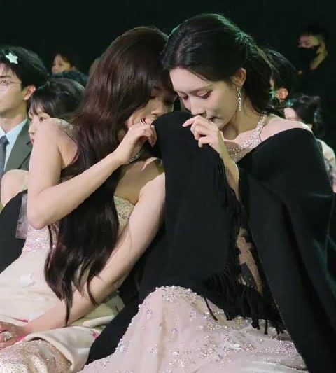 星光大赏内场趣事：白鹿孟子义姐妹悄悄话引热议，海外华人如何突破限制追国内综艺？