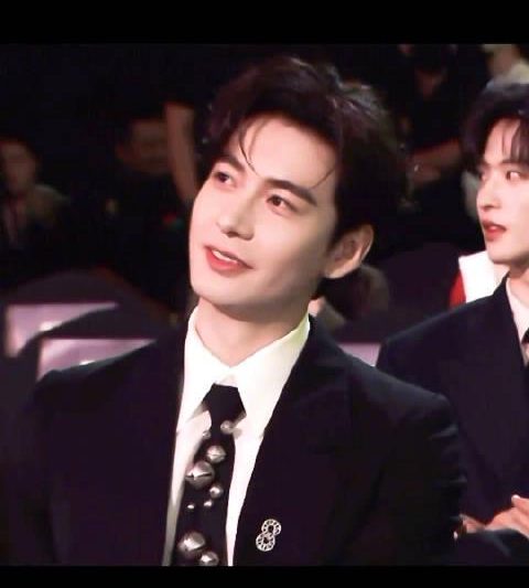 陈星旭反差萌火上热搜！从高冷霸总到“带娃奶爸”，他的魅力点究竟在哪？