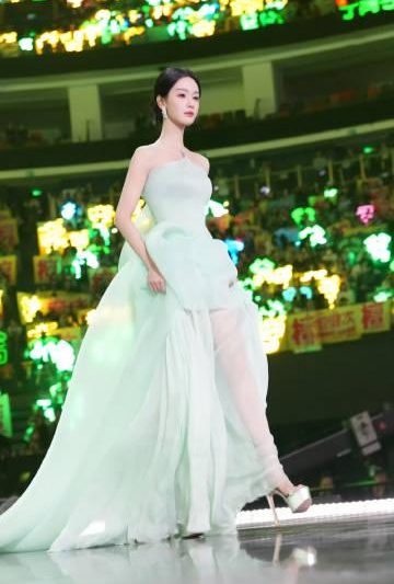 陈都灵追星成功引热议！海外华人如何解锁国内娱乐盛典？