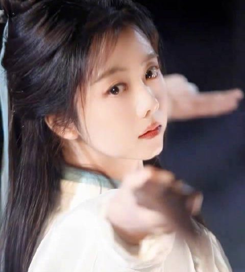 谭松韵新造型惊艳全网！侠女舞剑飒爽英姿，网友直呼：这还是那个甜妹吗？