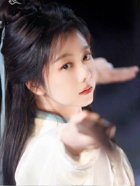 谭松韵新造型惊艳全网!侠女舞剑飒爽英姿,网友直呼:这还是那个甜妹吗?