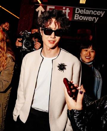 海外华人追剧遇阻?王一博辛芷蕾同框看秀背后,国内影视平台限制的破解之道