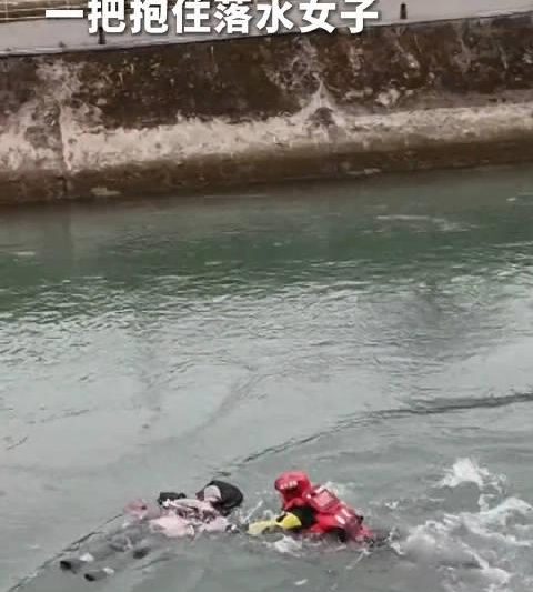 寒冬里的生命托举：四川消防员冰河救人，海外华人看不了视频急坏了？