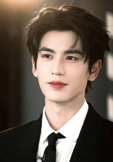 张凌赫宠粉新高度!连续11个月更换自动回复,网友:这谁顶得住?