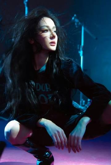 迪丽热巴《时尚芭莎》开年封惊艳亮相！海外粉丝如何解锁高清大片？