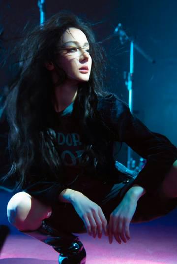 迪丽热巴《时尚芭莎》开年封惊艳亮相!海外粉丝如何解锁高清大片?