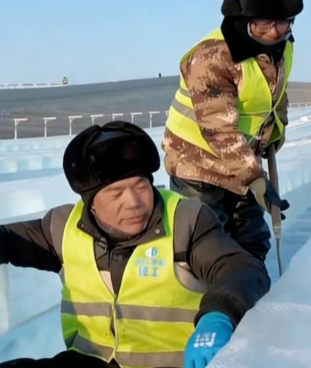 哈尔滨冰滑梯火出圈背后：工人一天滑十几次找坑包，屁股颠疼只为游客丝滑体验