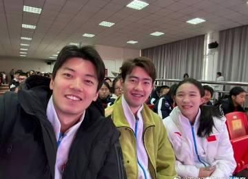 刷到王昶晒出的那张合影,我忽然想起当年在国外追国综的深夜:有些连接,比网络信号更珍贵