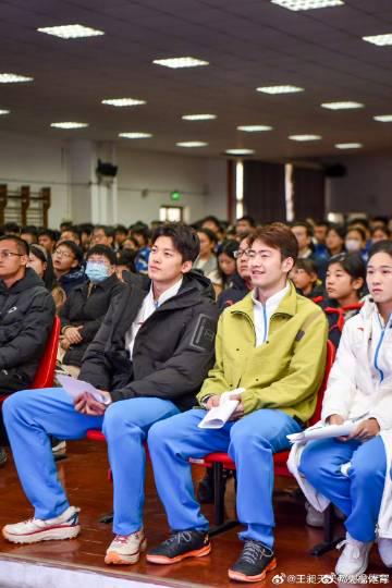 刷到王昶晒出的那张合影,我忽然想起当年在国外追国综的深夜:有些连接,比网络信号更珍贵