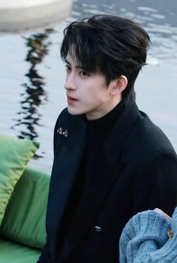 敖瑞鹏《不二之臣》路透刷屏！188宽肩窄腰，这氛围感绝了，网友：狼系霸总天花板