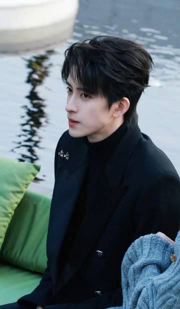 敖瑞鹏《不二之臣》路透刷屏!188宽肩窄腰,这氛围感绝了,网友:狼系霸总天花板