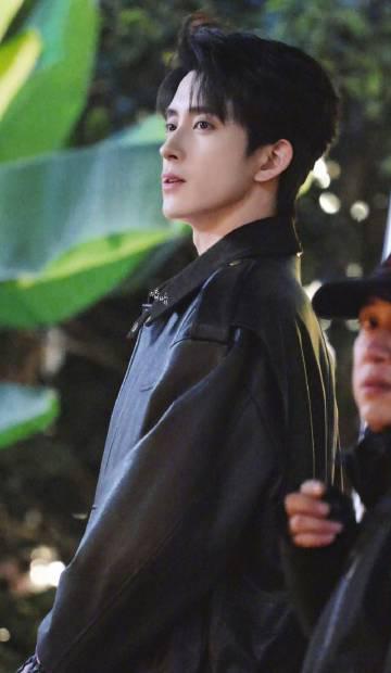 敖瑞鹏《不二之臣》路透刷屏!188宽肩窄腰,这氛围感绝了,网友:狼系霸总天花板