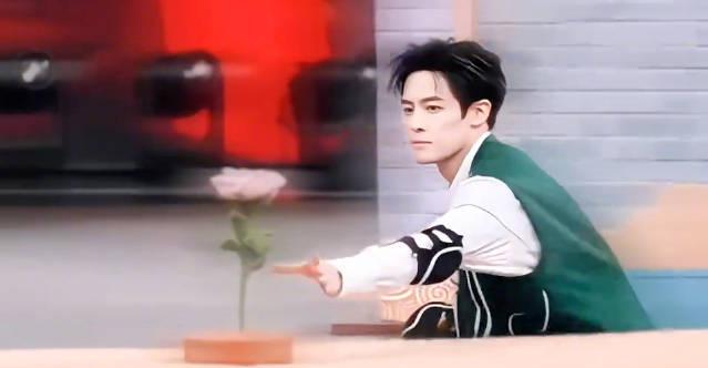 付辛博滑铲抢玫瑰帅出圈!海外华人如何解锁咪咕视频追星无阻?