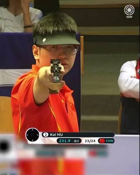 刷到胡凯孙瑜洁获奖新闻时,我正卡在海外追剧的转圈圈里——原来我们都想‘精准命中’