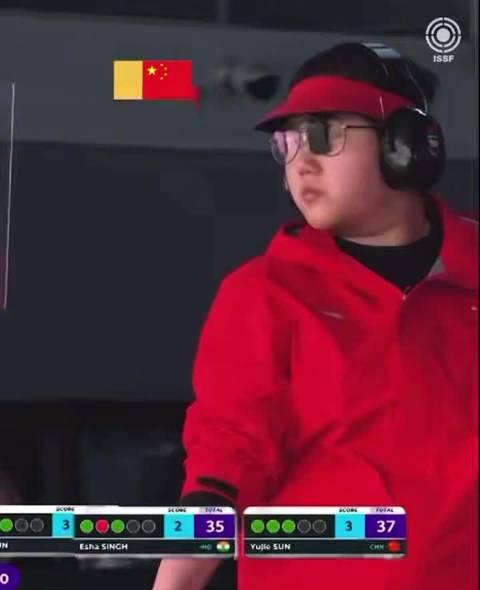 刷到胡凯孙瑜洁获奖新闻时,我正卡在海外追剧的转圈圈里——原来我们都想‘精准命中’