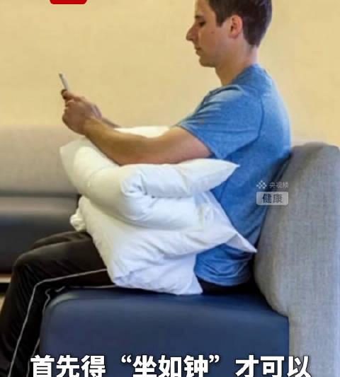 央视频都看不下去了！医生紧急提醒：这个玩手机姿势，严重可能失明？海外华人追剧刷视频更要注意！