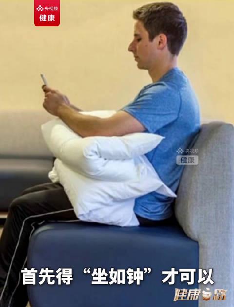央视频都看不下去了!医生紧急提醒:这个玩手机姿势,严重可能失明?海外华人追剧刷视频更要注意!