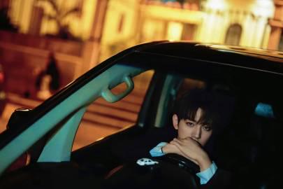 邓为暗夜贵公子造型出圈!海外粉丝急问:在哪能看他的作品?