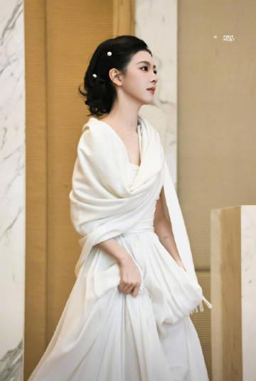 章若楠白裙造型美出圈!手把手教你拍出同款“在逃公主”氛围感大片