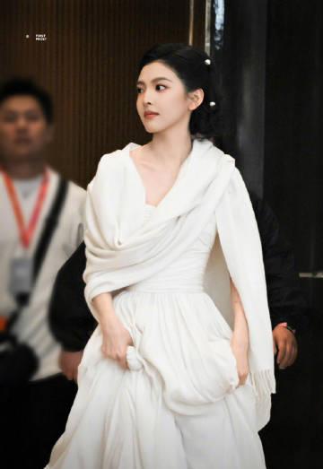 章若楠白裙造型美出圈!手把手教你拍出同款“在逃公主”氛围感大片