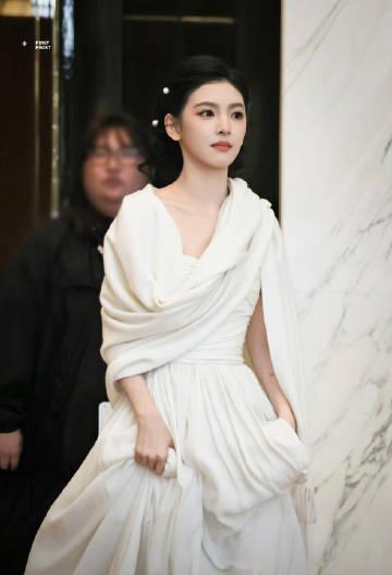 章若楠白裙造型美出圈!手把手教你拍出同款“在逃公主”氛围感大片