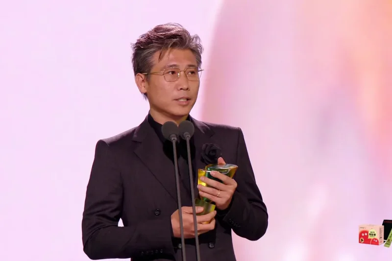 海外华人如何解除地区限制，流畅观看李乃文荣获腾讯视频星光大赏年度匠心艺人盛典