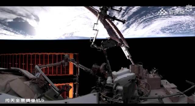 太空维修工有多牛？神舟21号乘组首次出舱，这些细节让人捏把汗