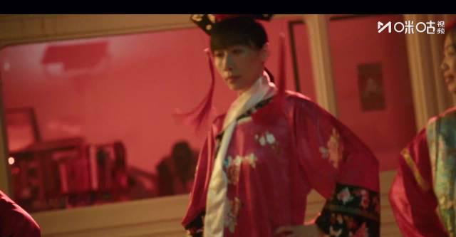 从主持梦到扮丑跳舞:张冉的流量困境与《时差一万公里》背后的行业现实