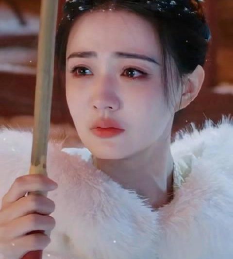 海外华人追剧遇阻？徐璐一把伞切换两种气质，这些技巧让你不再错过精彩